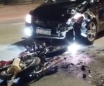 Homem fica ferido após batida entre carro e moto em Cachoeiro