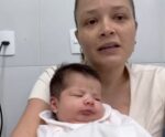 VÍDEO | Bebê engasgou no dia que completou um mês, diz mãe