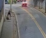 Homem é flagrado agredindo cachorro em calçada de Alegre; veja o vídeo