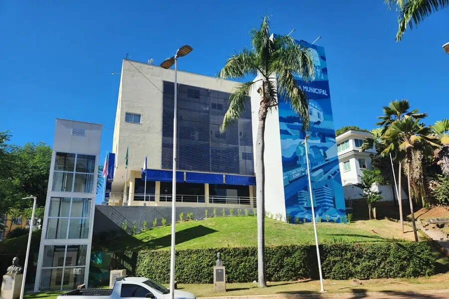 Vereadores de Cachoeiro de Itapemirim durante sessão na Câmara Municipal que aprovou a aplicação do piso salarial nacional do magistério em toda a carreira docente.