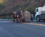 Motorista é socorrido após caminhão-tanque tombar na BR 482, em Alegre