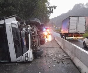Pista é interditada após caminhão tombar na BR-262, em Domingos Martins Caminhão tomba em Domingos Martins