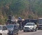 Carreta carregada com frango congelado tomba na BR-262, em Iúna