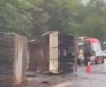 Carreta com bloco de granito tomba na ES 482, em Cachoeiro de Itapemirim
