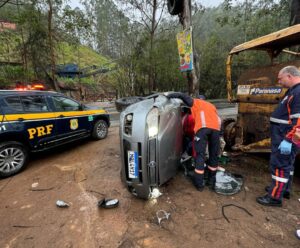 Mulher é resgatada após carro capotar em Conceição do Castelo Carro capota em Conceição do Castelo