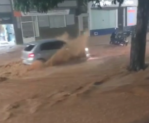 VÍDEO | Fortes chuvas provocam alagamentos em Alegre Chuva em Alegre
