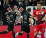 Memphis marca, Corinthians bate Athletico-PR e diminui pressão no Brasileiro