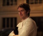Gabriel de ‘Emily em Paris’ diz não saber se volta para 5ª temporada