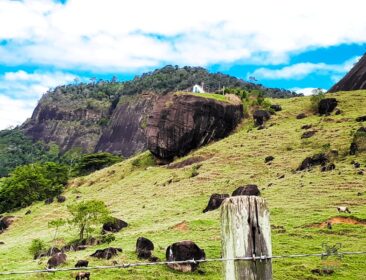 Pequena por fora, gigante em emoção: capela em Ibiraçu guarda história comovente