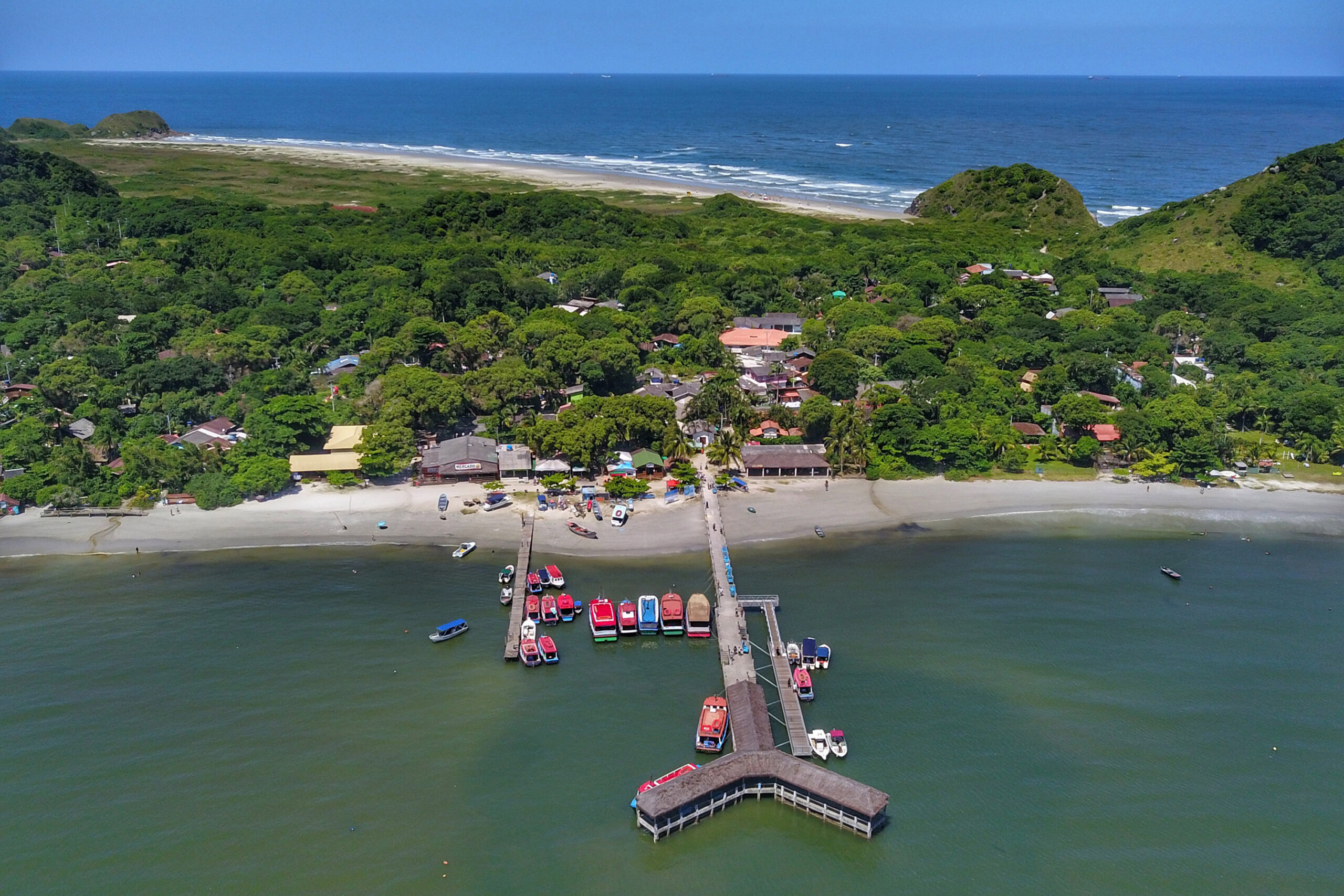 O governador Carlos Massa Ratinho Junior assinou nesta quinta-feira (27) a ordem de serviço para o início das obras de reforma e melhorias nos trapiches de Nova Brasília e Encantadas, na Ilha do Mel, em Paranaguá. O ministro de Infraestrutura, Tarcísio Gomes de Freitas, participou da solenidade. O investimento de R$ 9,5 milhões são da empresa pública Portos do Paraná. As obras devem demorar cerca de sete meses. - Curitiba, 27/02/2020 - Foto: José Fernando Ogura/AEN O governador Carlos Massa Ratinho Junior assinou nesta quinta-feira (27) a ordem de serviço para o início das obras de reforma e melhorias nos trapiches de Nova Brasília e Encantadas, na Ilha do Mel, em Paranaguá. O ministro de Infraestrutura, Tarcísio Gomes de Freitas, participou da solenidade. O investimento de R$ 9,5 milhões são da empresa pública Portos do Paraná. As obras devem demorar cerca de sete meses. - Curitiba, 27/02/2020 - Foto: José Fernando Ogura/AEN