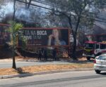 Bombeiros tentam controlar incêndio às margens de avenida em Cachoeiro