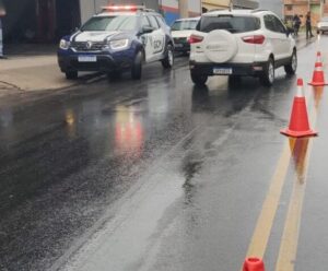 Jovem é atropelado ao tentar atravessar avenida em Cachoeiro Jovem atropelado em Cachoeiro