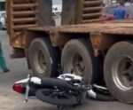 VÍDEO | Moto fica presa embaixo de caminhão após acidente em Cachoeiro