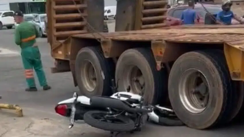Moto presa embaixo de caminhão em Cachoeiro