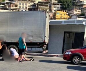 Mulher fica ferida após ser atropelada em Cachoeiro de Itapemirim Mulher atropelada em Cachoeiro