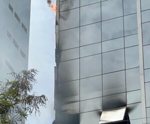 VÍDEO | Prédio é evacuado após incêndio em consultório no ES Prédio evacuado em Vitória