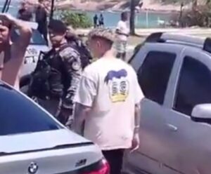 VÍDEO | Jogador do Flamengo é visto no meio de confusão da torcida do Peñarol Varela, jogador do Flamengo, em confusão da torcida do Peñarol