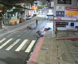 Vídeo | Acidente entre motos deixa três feridos no centro de Alegre Alegre