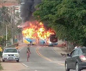Urgente! Ônibus é incendiado em Itapemirim; veja o vídeo Marataízes