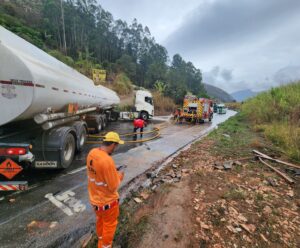 Venda Nova: acidente com carreta deixa trânsito bloqueado na BR 262 Venda Nova