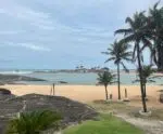 Praia pouco explorada em Guarapari esbanja beleza e forma piscina natural