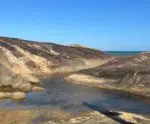 Incrível piscina natural se forma na Praia da Areia Preta. Veja