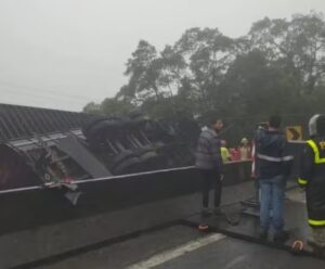 Acidente na BR 376 com equipe de atletas de remo deixa 9 mortos acidente na BR 376 hoje
