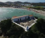 Um dos cartões postais mais belos do litoral brasileiro fica em praia do Sudeste