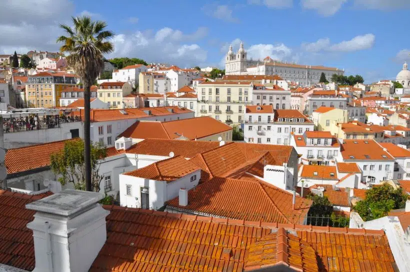 Vista da Alfama deste o Miradouro Portas do Sol. Portugal