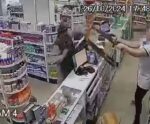 Deu ruim! Mulher dá ‘bancada’ em homem que tentava roubar farmácia