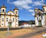 Uma de frente pra outra: conheça praça com duas igrejas históricas em Minas Gerais