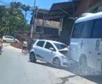 Carro atravessa pista e bate em micro-ônibus parado em Cachoeiro