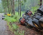 Acidente em Venda Nova: carreta com chapas de granito tomba na ES 166