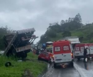 Acidente grave mata duas pessoas e deixa outra ferida na BR-101 Acidente grave na BR-101