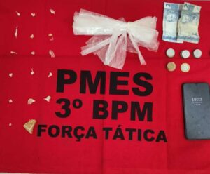 Adolescente é apreendido com drogas em imóvel abandonado em Guaçuí Adolescente apreendido com drogas em Guaçuí