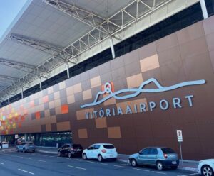 Justiça decreta prisão preventiva de PM por agredir homem no ES Imagem mostra a frente do aeroporto de vitória com carros estacionados