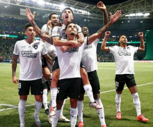Botafogo derrota Palmeiras, cala Allianz Parque e retoma liderança Botafogo e Palmeiras
