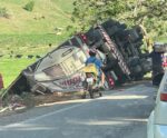 Caminhão carregado com frango tomba na ES 482, em Cachoeiro