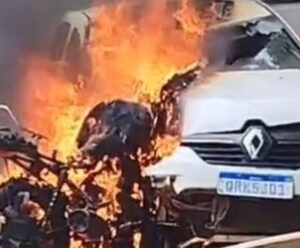 Carro e moto pegam fogo após acidente em Domingos Martins; veja o vídeo Carro e moto pegam fogo em Domingos Martins