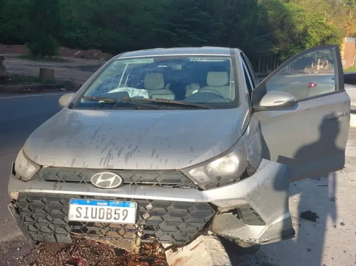 Carro em cima de mureta em Cachoeiro