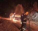 VÍDEO | Carro fica destruído após pegar fogo na Região Serrana