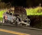 Carro pega fogo após acidente entre dois veículos na BR-101