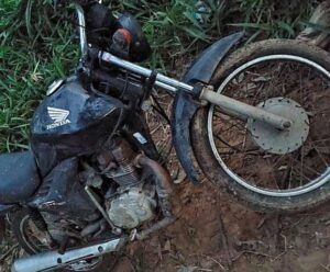 Homem chama a PM após filho encontrar moto abandonada em Guaçuí Criança encontra moto abandonada em Guaçuí