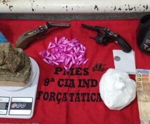 Homem é detido com armas e mais de 80 pinos de cocaína em Itapemirim Homem detido com armas em Itapemirim