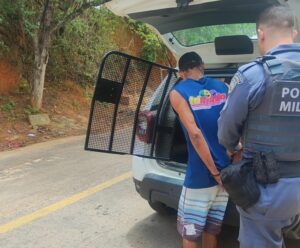 Homem é preso após ser chamado por policiais em Mimoso do Sul Homem preso em Mimoso