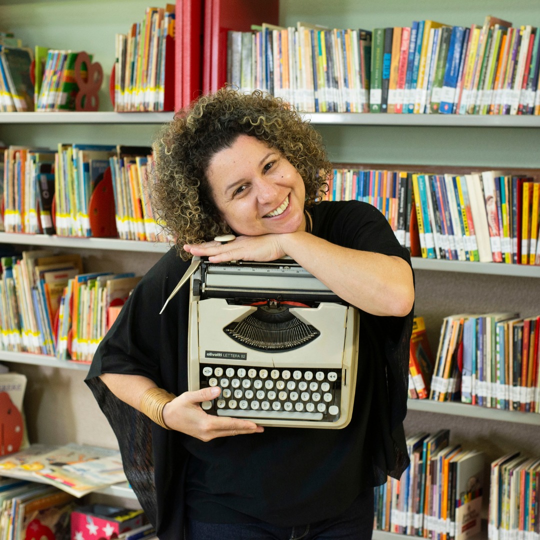 Escritora Lilian Menenguci Escritora Lilian Menenguci