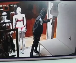 ‘Maníacos da lingerie’ invadem loja e furtam roupas intímas em Cachoeiro Loja invadida em Cachoeiro