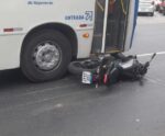 Vídeo mostra motociclista e moto embaixo de ônibus em Cachoeiro