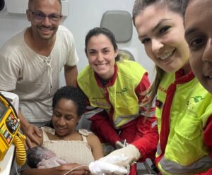 VÍDEO | Bebê nasce durante parto de emergência na BR-101 Parto de emergência na BR-101