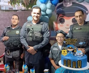 Criança de 6 anos comemora aniversário com policiais em Mimoso do Sul Policiais em aniversário em Mimoso